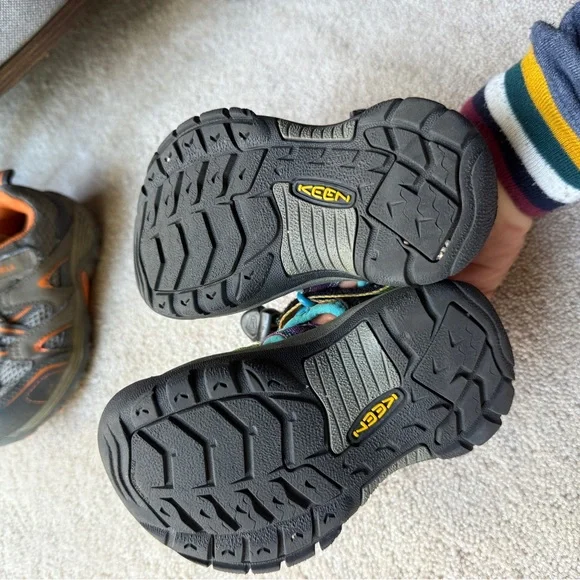 Merrell & Keen Toddler Outdoor Shoe Bundle Hiking & Water 8 & 9 Rainbow - Picture 2 of 6